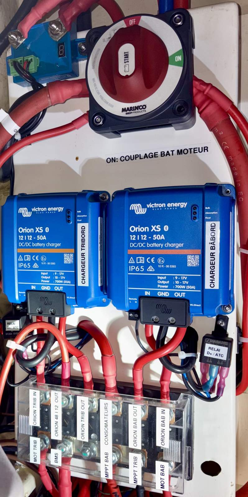 Installation électrique remise au propre : coupleur de batteries, deux chargeurs Victron Orion et barrette étiquetée