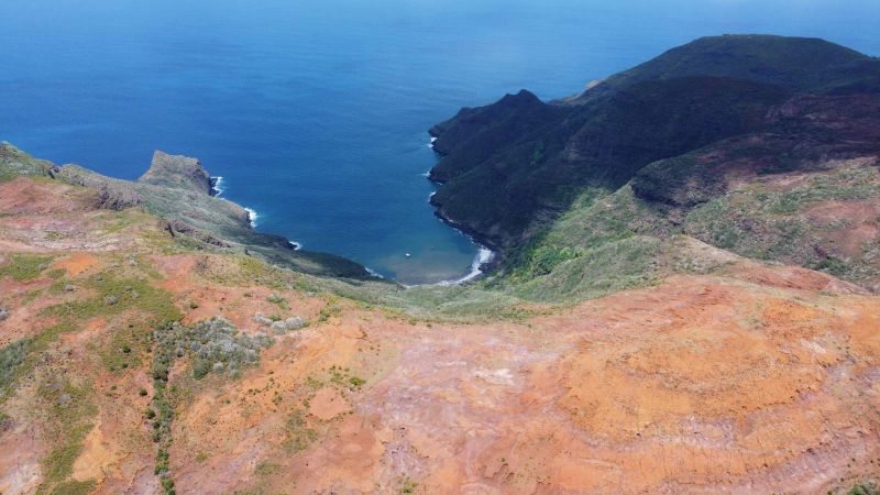 Terres rouges et baie de Eiao vues du ciel