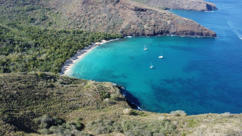 Baie de sable blanc de Hanamoenoa à Tahuata, voiliers au mouillage