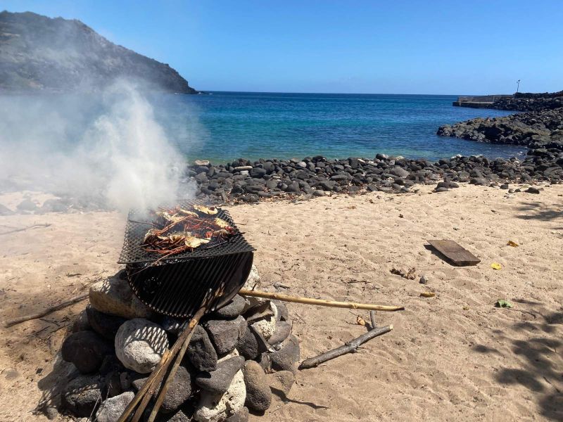 Barbecue de poisson sur une plage de sable des Marquises