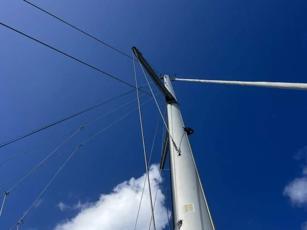 Mât et haubans d'un voilier vus du pont pendant une inspection