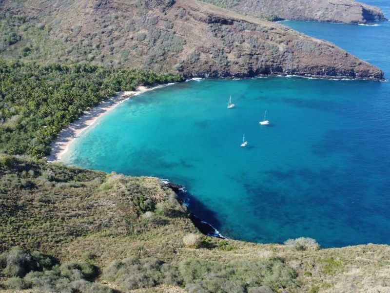Baie de sable blanc de Hanamoenoa à Tahuata, voiliers au mouillage