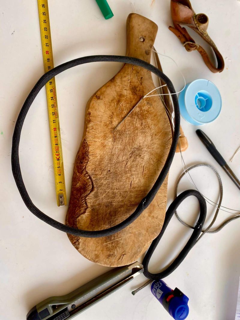 Outils de matelotage : aiguilles, mètre et cordage à épisser