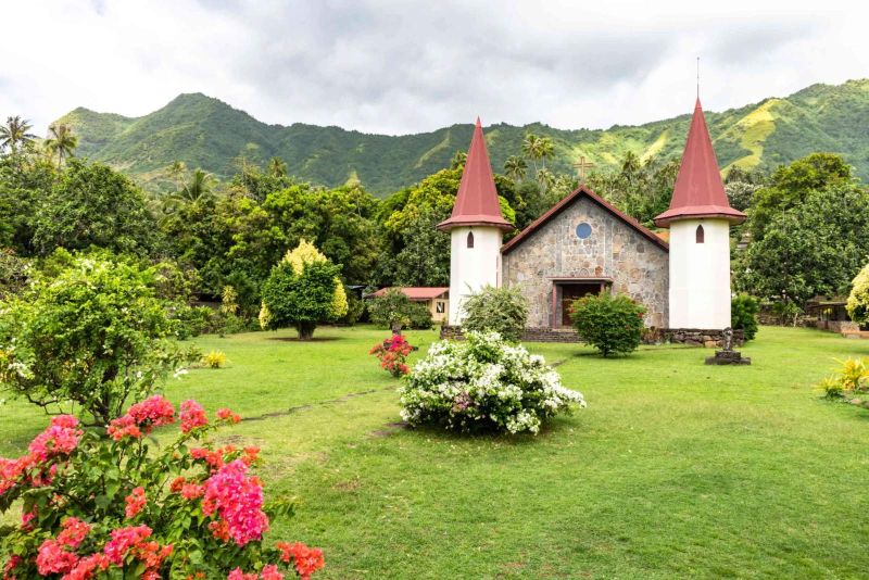 La cathédrale Notre-Dame des Marquises à Taiohae, entourée de jardins fleuris