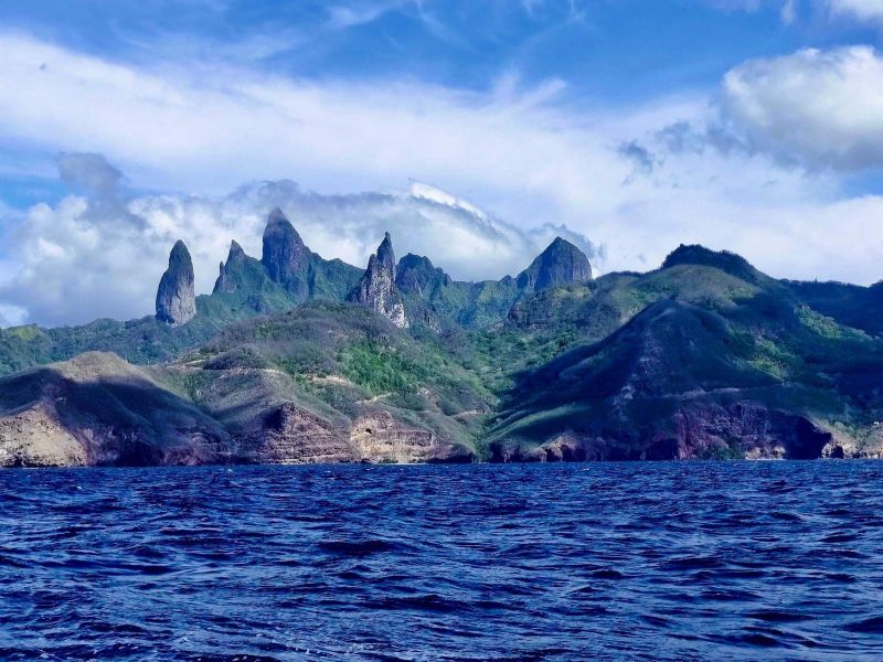 Les pitons basaltiques de Ua Pou vus depuis la mer