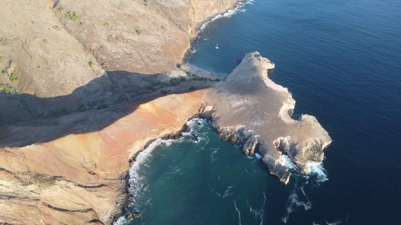 Presqu'île et plage isolée de Ua Huka vues du ciel
