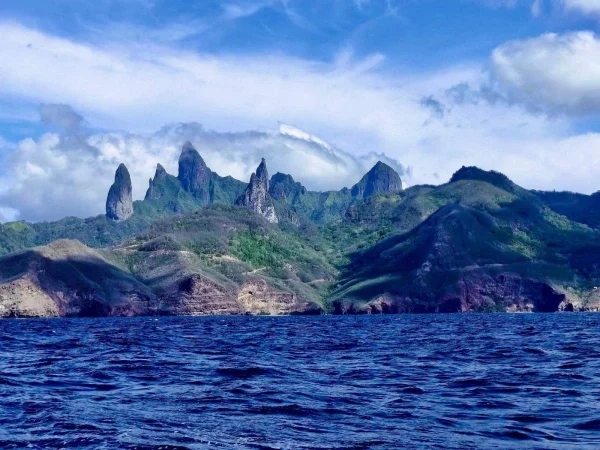 Les pitons basaltiques de Ua Pou vus depuis la mer