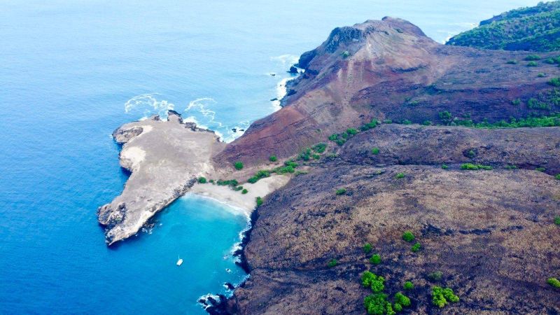 Vue aérienne d'une presqu'île et d'une plage de Ua Huka