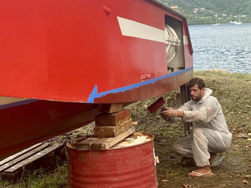 Carénage d'un bateau local à terre à Taiohae
