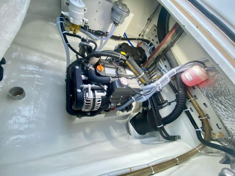 Moteur diesel Yanmar dans son compartiment
