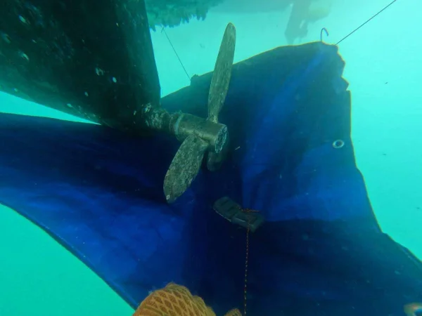 Dépose d'une hélice sous la coque, au mouillage