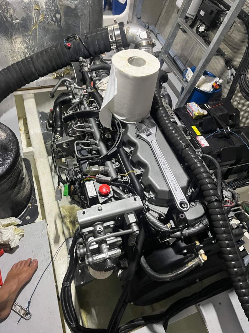 Moteur inboard diesel en cours d'entretien