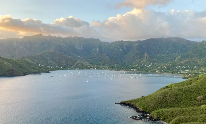 La baie de Taiohae et ses voiliers au mouillage, vue du sud