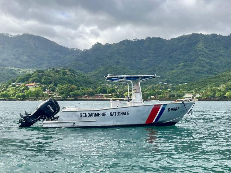 Vedette de la Gendarmerie nationale au mouillage dans une baie de Nuku Hiva