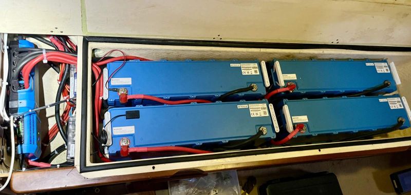 Parc de batteries lithium installé dans un coffre de bateau
