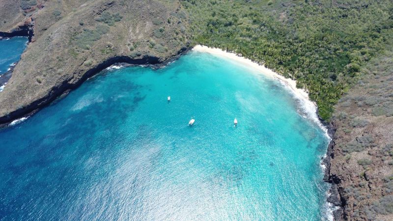 Eaux turquoise de la baie de Hanamoenoa à Tahuata vues du ciel