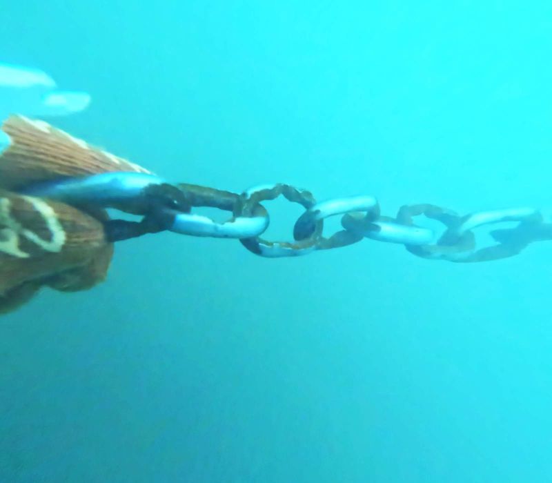 Chaîne de mouillage usée sous l'eau