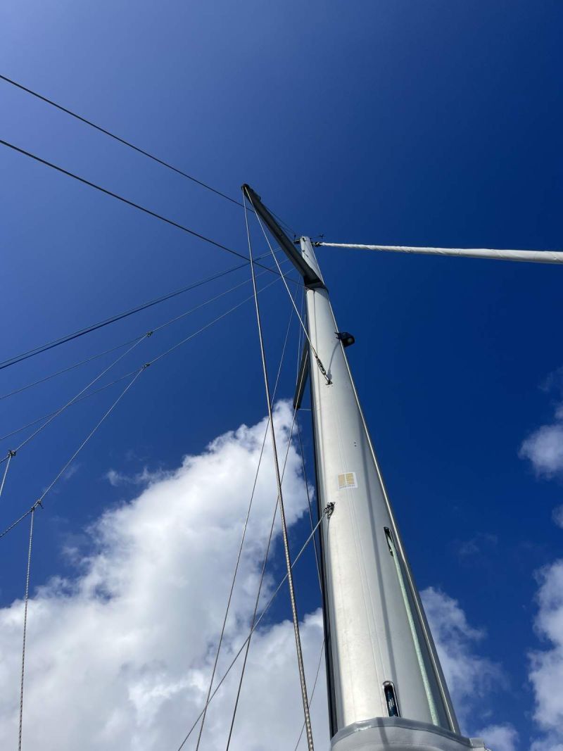 Mât et haubans d'un voilier vus du pont pendant une inspection