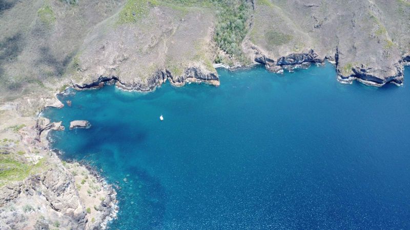 Baie abritée de Ua Pou, un voilier au mouillage