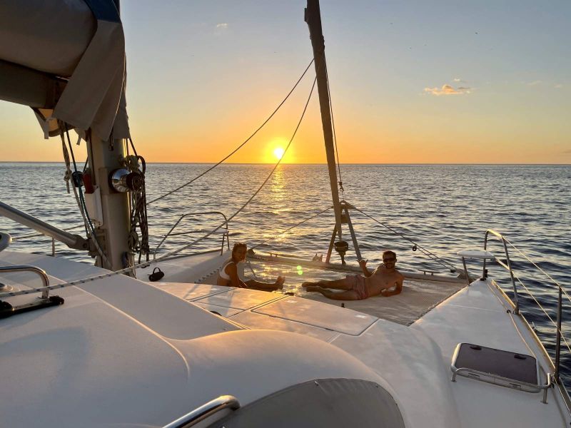 Apéro au coucher du soleil sur le pont du catamaran Toake Ona, au large de Ua Pou