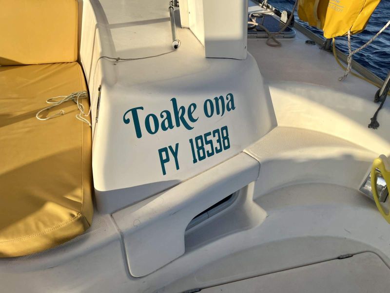 Le nom Toake Ona peint sur le catamaran