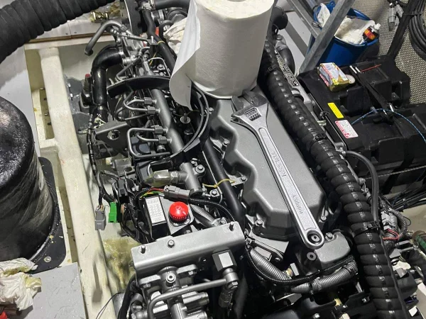 Moteur inboard diesel en cours d'entretien